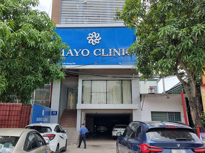 Thanh tra Sở Y tế Nghệ An và Công an TP Vinh làm việc tại Viện thẩm mỹ Mayo Clinic (12 Nguyễn Phong Sắc, TP Vinh). Ảnh: Hải Đăng